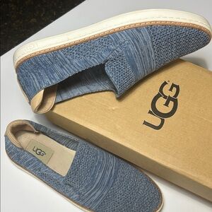 UGG Women's Sammy Slip-On sneakers in a blue knit material 8.5